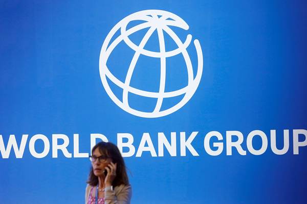 Peserta berdiri di dekat logo Bank Dunia dalam rangkaian Pertemuan IMF  World Bank Group 2018, di Nusa Dua, Bali, Jumat (12/10/2018). - Reuters/Johannes P. Christo