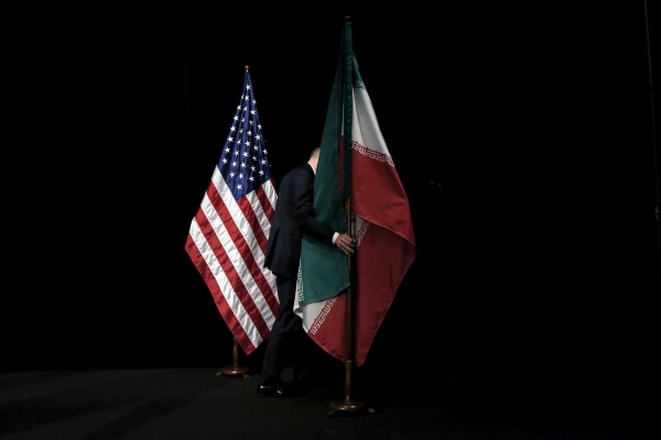 Bendera AS dan Iran berada di atas panggung di lokasi pembicaraan program nuklir damai antara Iran dengan AS, China, Rusia, Inggris, Jerman, Prancis, dan Uni Eropa (UE) di Vienna International Center di Wina, Austria - Reuters/Carlo