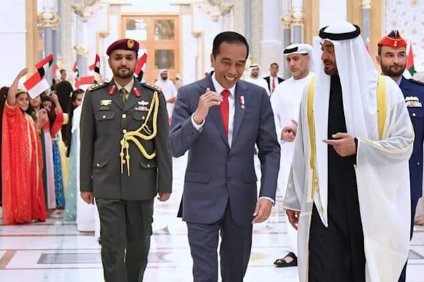 Presiden Joko Widodo (kiri) diterima Putra Mahkota Mohamed bin Zayed di Istana Kepresidenan Qasr Al Watan. - Setkab