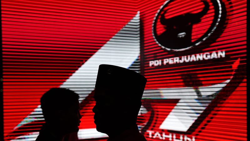 Sejumlah kader melintasi papan digital dalam penutupan Rapat Kerja Nasional (Rakernas) I Partai Demokrasi Indonesia Perjuangan (PDIP) di Jakarta, Minggu (12/1/2020). -  ANTARA /Aditya Pradana Putra