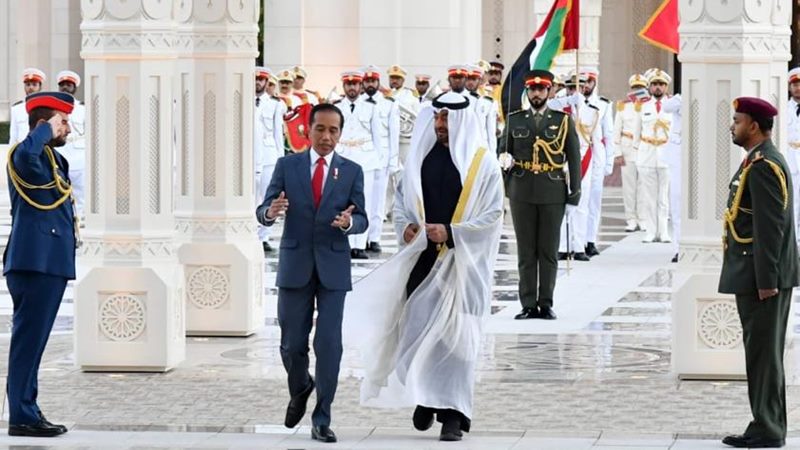 Presiden Joko Widodo seusai pertemuan bilateral dengan Putra Mahkota Uni Emirat Arab Sheikh Mohamed bin Zayed di Istana Qasr Al Watan. - Twitter