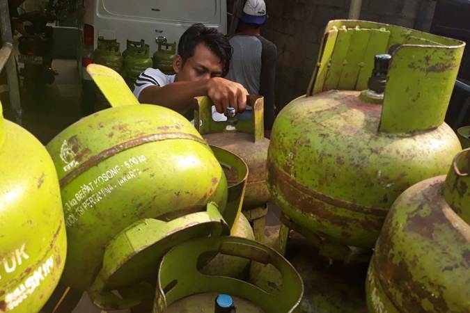 Pekerja membongkar tabung gas LPG 3kg di salah satu agen penjualan, di Jakarta, Selasa (2/7/2019). - Bisnis/Endang Muchtar