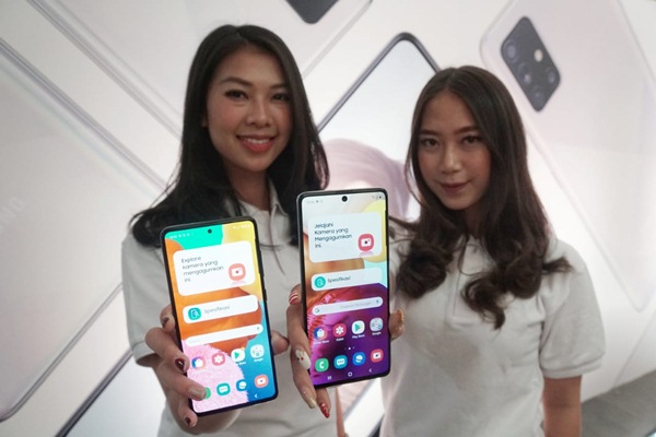 Dua orang model memegang Galaxy A51 (kiri) dan Galaxy A71 (kanan). Selasa (14/1).  - Bisnis/Leo
