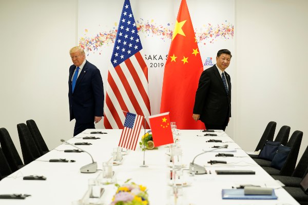 Presiden AS Donald Trump dan Presiden China Xi Jinping menghadiri pertemuan bilateral kedua negara di sela-sela KTT G20 di Osaka, Jepang, Sabtu (29/6/2019). - Reuters/Kevin Lamarque