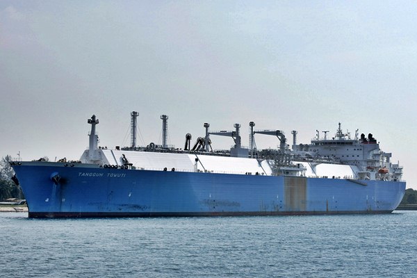 Kapal kargo Liquefied Natural Gas (LNG) atau gas alam cair kelima bersandar di Terminal Penerimaan, Hub, dan Regasifikasi LNG Arun, Lhokseumawe, Aceh Utara, Kamis (25/6). - Antara/M Agung Rajasa
