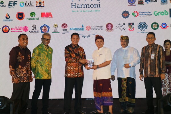Direktur Utama PT Pegadaian (Persero) Kuswiyoto (tengah, kiri) memberikan penghargaan kepada Provinsi Bali melalui Kadis Sosial Provinsi Bali Dewa Gede Mahendra Putra (tengah, kanan) usai penandatanganan Nota Kesepahaman (MOU) dan Perjanjian Kerja Sama (PKS) bersama 34 mitra di Denpasar, Kamis (16/1/2020). - Bisnis/Busrah Ardans