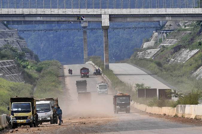 Sejumlah truk melintasi proyek pembangunan Jalan Tol Cileunyi-Sumedang-Dawuan (Cisumdawu) di Kabupaten Sumedang, Jawa Barat, Rabu (8/5/2019). - ANTARA/Puspa Perwitasari