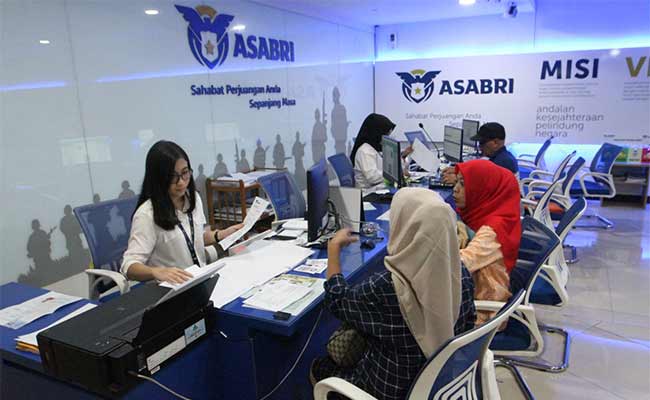 Aktifitas layanan nasabah di kantor PT Asuransi Sosial Angkatan Bersenjata Republik Indonesia (Persero) atau Asabri di Jakarta. Bisnis - Dedi Gunawan