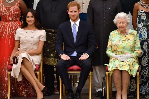 (dari kiri) Meghan Markle, Pangeran Harry, dan Ratu Elizabeth berfoto bersama di London, Inggris, Selasa (26/6/2018). - Reuters/John Stillwell