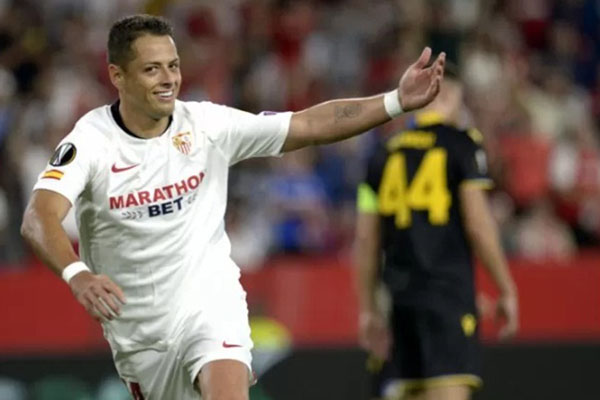 Javier Hernandez alias Chicharito saat membela Sevilla. - Antara-AFP
