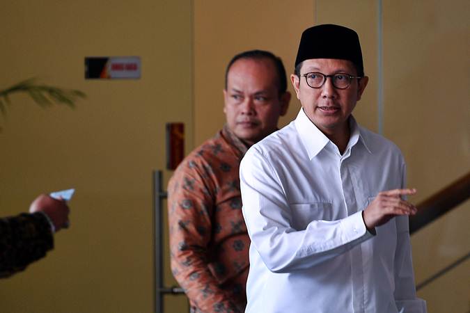 Mantan Menteri Agama Lukman Hakim Saifuddin (kanan) - ANTARA/Sigid Kurniawan