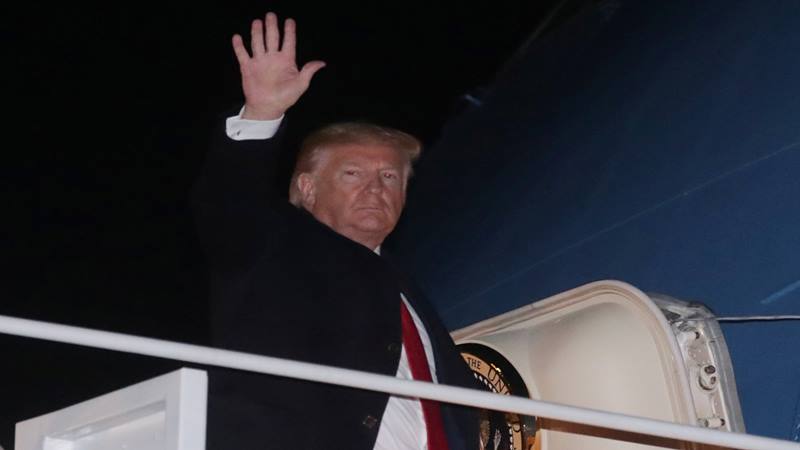 Presiden AS Donald Trump naik pesawat Air Force One  untuk melakukan perjalanan ke Davos, Swiss, dari Pangkalan Bersama Andrews, Maryland, AS 20 Januari 2020.  - Reuters