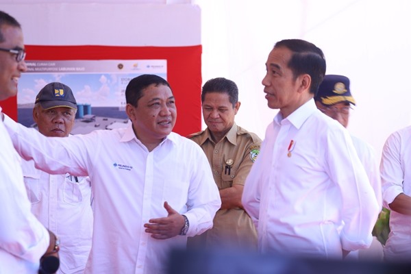 Direktur Utama Pelindo III Doso Agung sedang berbincang dengan Presiden Joko Widodo saat mengunjungi Labuan Bajo. BISNIS - Ist
