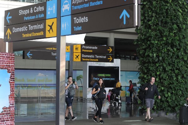 Wisatawan mancanegara (wisman) membawa barang bawaan di Terminal Internasional Bandara Internasional I Gusti Ngurah Rai, Bali, Selasa (3/9/2019). PT Angkasa Pura I (Persero) Kantor Cabang Bandara Internasional I Gusti Ngurah Rai mencatat sebanyak 3.533.010 orang wisman tiba di Bali pada Januari-Juli 2019 melalui bandara tersebut, meningkat 0,1 persen dibanding periode yang sama tahun sebelumnya, dengan dominasi wisatawan asal China dan Australia. - ANTARA FOTO/Fikri Yusuf