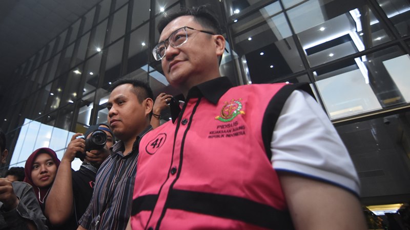 Komisaris PT Hanson International Tbk (MYRX) Benny Tjokrosaputro (kanan) meninggalkan Gedung KPK usai menjalani pemeriksaan oleh penyidik Kejaksaan Agung di Jakarta, Selasa (21/1/2020) -  ANTARA / Indrianto Eko Suwarso