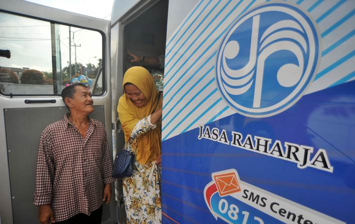 Calon penumpang bus memeriksakan kondisi kesehatannya sebelum kembali ke rantau, di mobil Jasa Raharja, di Padang, Sumatra Barat, Selasa (11/6/2019). - ANTARA/Iggoy el Fitra