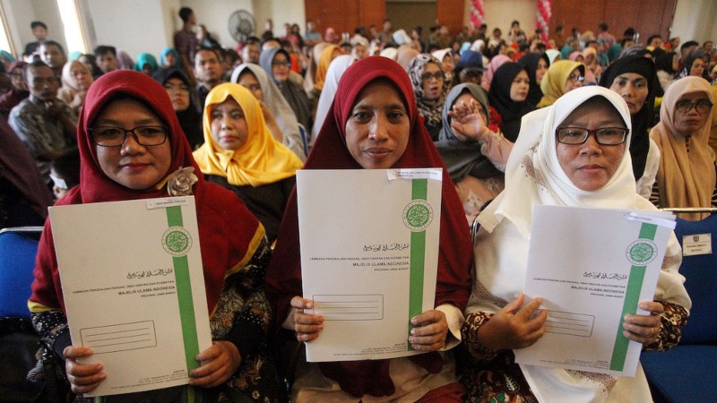 Sejumlah pelaku Industri Kecil Menengah (IKM) menerima sertifikat halal di Kantor Walikota Depok, Jawa Barat, Kamis (31/1/19). - ANTARA FOTO/Kahfie Kamaru