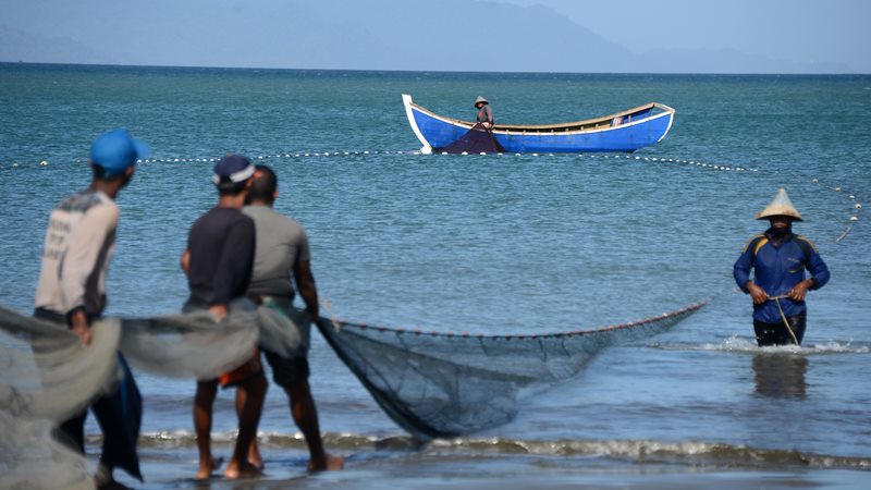 Nelayan tradisional menarik pukat darat saat menangkap ikan di perairan Pantai Kampung Jawa, Banda Aceh, Aceh, Kamis (2/1/2020). Hasil tangkapan nelayan tradisional di daerah itu menurun karena perairan berlumpur dan dipenuhi sampah. - ANTARA /Ampelsa