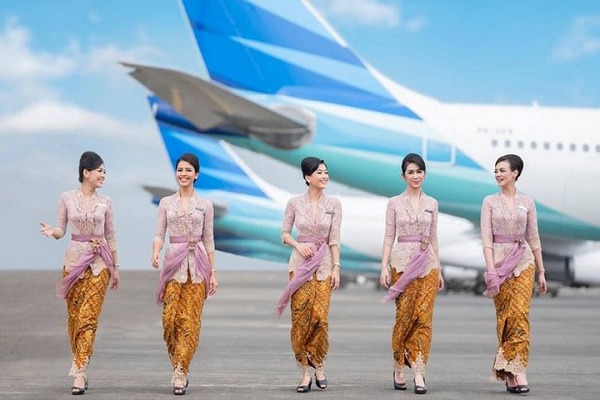 Pramugari Garuda Indonesia mengenakan kebaya rancangan Anne Avantie - Instagram @anneavantieheart
