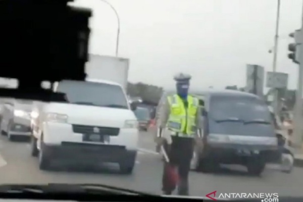 Cuplikan rekaman video yang beredar di media sosial tentang penghinaan polisi. 