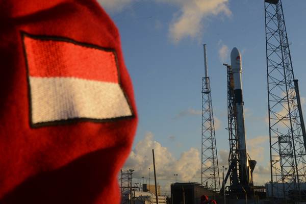 Satelit Merah Putih pada posisinya yang siap diluncurkan di Cape Canaveral, Florida, Amerika Serikat, Senin (6/8/2018). Satelit milik PT. Telkom Tbk., itu diluncurkan pada Selasa (7/8/2018) dini hari waktu setempat. - ANTARA/Saptono