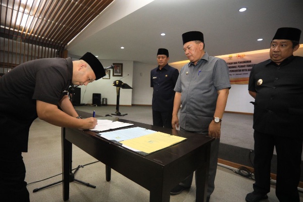 Wali Kota Bandung Oded M Danial (kedua kanan) - Bisnis/Dea Andriyawan