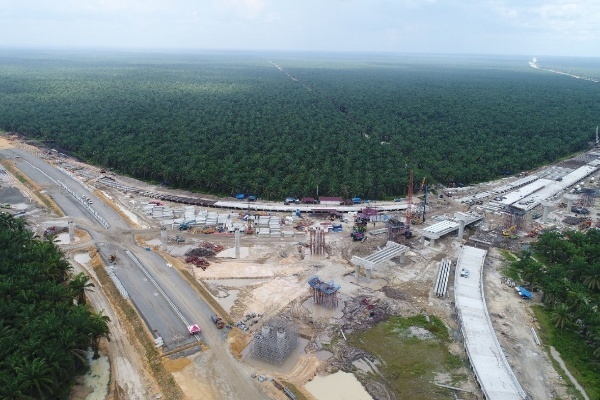 aerial proyek pembangunan persimpangan jalan tol Pekanbaru-Dumai (Pekdum) Seksi 5-6 di Riau, Minggu (24/11) - Bisnis Himawan L Nugraha