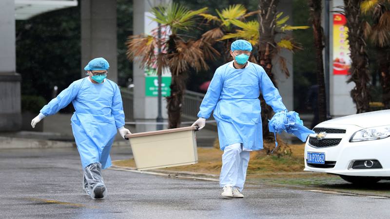 Staf medis membawa kotak ketika mereka berjalan di rumah sakit Jinyintan, tempat pasien dengan pneumonia yang disebabkan oleh strain baru coronavirus sedang dirawat, di Wuhan, provinsi Hubei, Cina 10 Januari 2020. Foto diambil 10 Januari 2020. - Reuters