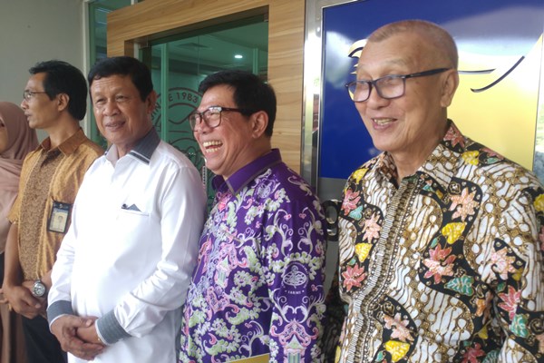 Kepala Dinas Kesehatan Kepulauan Riau, Tjetjep Yudayana (dua dari kanan). - Bisnis/Bobi Bani
