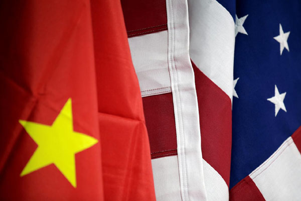 Bendera AS dan China di booth American International Chamber of Commerce (AICC) pada pemeran perdagangan internasional di Beijing, China, 28 Mei 2019. - Reuters/Jason Lee