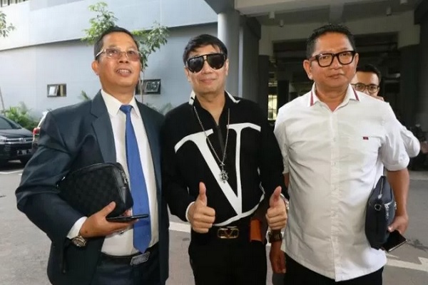 Desainer Adjie Notonegoro (kiri) didampingi kuasa hukumnya memberi keterangan kepada wartawan di sela pemeriksaan terkait kasus 'MeMiles' di Mapolda Jatim di Surabaya, Rabu (22/1/2020). - Antara
