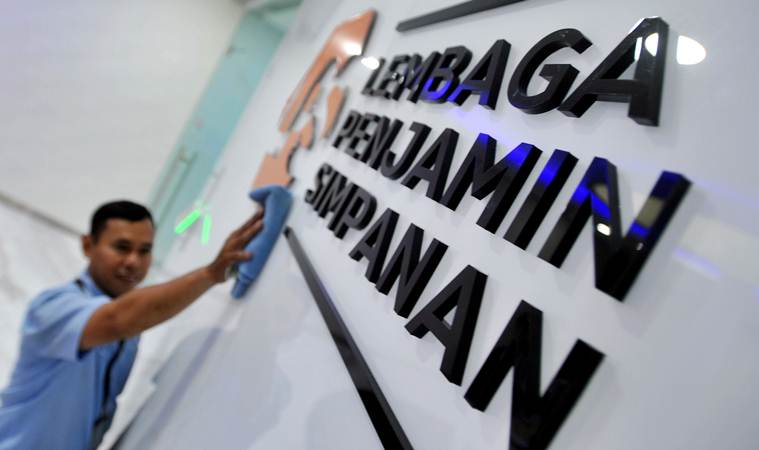 Karyawan membersihkan logo baru Lembaga Penjamin Simpanan (LPS) di Jakarta, Selasa (23/4/2019). - ANTARA/Audy Alwi