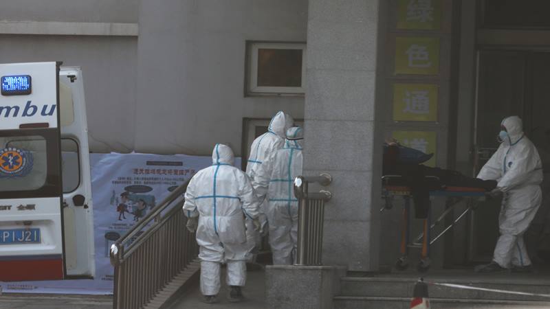 Staf medis memindahkan seorang pasien dari ambulans di rumah sakit Jinyintan, lokasi pasien dengan pneumonia yang disebabkan oleh strain baru coronavirus sedang dirawat, di Wuhan, provinsi Hubei, Cina 20 Januari 2020. - Reuters