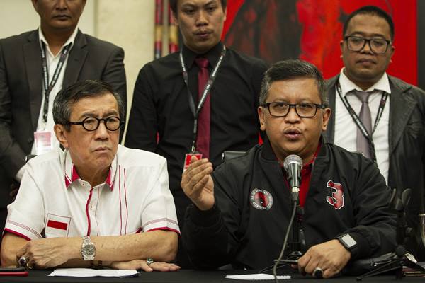 Sekjen PDIP Hasto Kristiyanto (kanan) didampingi Ketua DPP Bidang Hukum, HAM dan Perundang-Undangan Yasonna Laoly (kiri) saat menyampaikan keterangan pers di kantor DPP PDIP, Jakarta, Rabu (15/1/2020).  - Antara