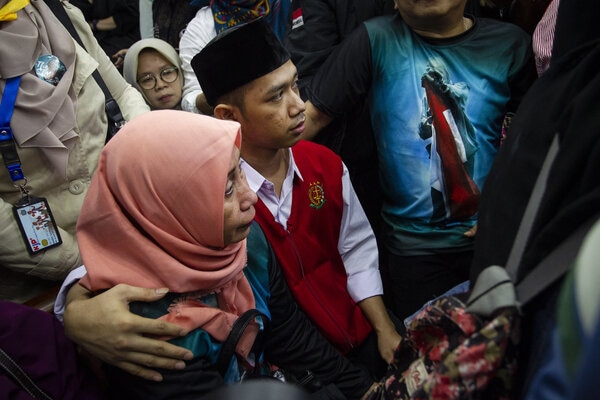 Terdakwa pengunjukrasa pada aksi pelajar, Dede Lutfi Alfiandi (kanan) memeluk ibunya Nurhayati Sulistya (kiri) sebelum mengikuti sidang pembacaan dakwaan di Pengadilan Negeri Jakarta Pusat, Kamis (12/12/2019). Lutfi didakwa melanggar Pasal 212 KUHP juncto Pasal 214 KUHP atau Pasal 217 ayat 1 KUHP atau Pasal 218 KUHP. - Antara/Dhemas Reviyanto