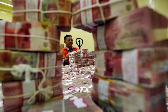 Karyawan menata uang rupiah di Cash Center Bank BNI di Jakarta, Rabu (10/7/2019). - Bisnis/Abdullah Azzam