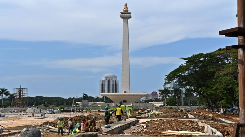 Suasana pembangunan Plaza Selatan Monumen Nasional (Monas) di Jakarta, Senin (20/1/2020). Pemprov DKI Jakarta melakukan revitalisasi kawasan Monas dengan menebang kurang lebih 190 pohon untuk dibangun plaza yang akan dilengkapi dengan fasilitas publik yang ditargetkan selesai pada Februari 2020.  - Antara