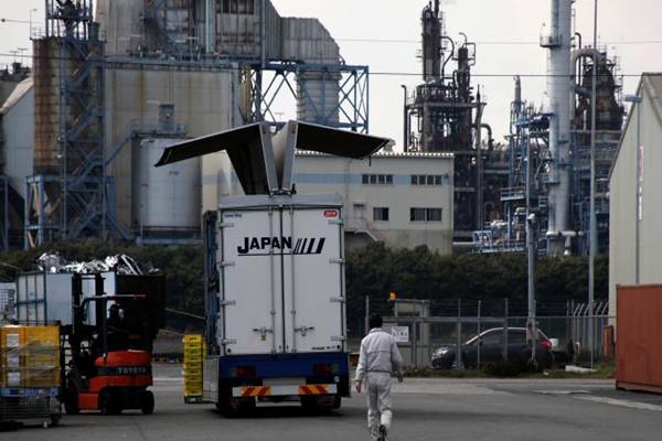 Seorang pekerja berjalan di areal pabrik yang berada di zona industri Keihin, Kawasaki, Jepang (8/3/2017). - .Reuters/Toru Hanai
