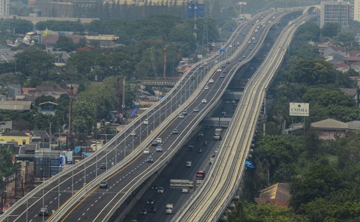 Sejumlah kendaraan melintasi Tol Layang (Elevated) Jakarta-Cikampek II di Bekasi, Jawa Barat, Minggu (15/12/2019). Tol Layang ini memiliki panjang 36,4 km dari Cikunir-Karawang Timur. -  ANTARA /Fakhri Hermansyah