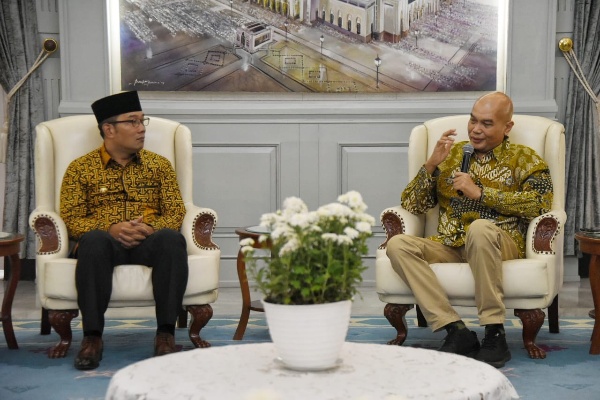 Gubernur Jabar Ridwan Kamil (kiri) dengan Direktur Utama PT. Sikumis Bangun Indonesia Edward Siagian 
