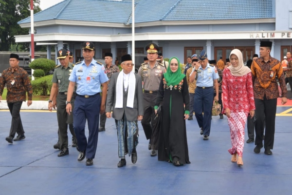 Wapres Ma'ruf Amin beserta istri menuju Jawa Timur dari Bandara Halim Perdana Kusuma untuk membuka Santri Digital Fest, Kamis (23/1/2020). - Bisnis/Nindya Aldila
