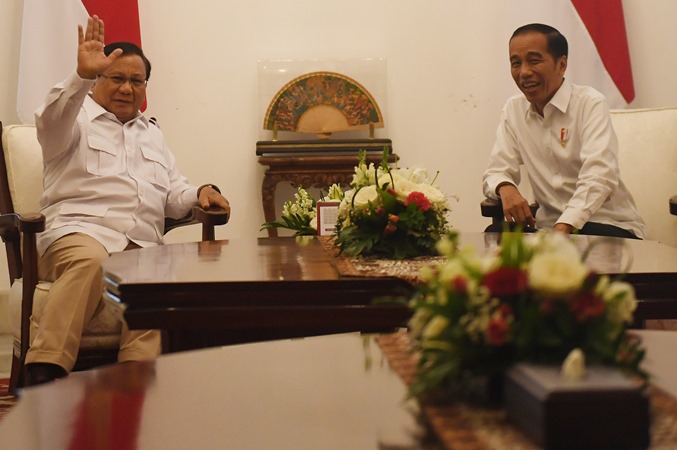 Presiden Joko Widodo (kanan)dalam satu kegiatan bersama Menteri Pertahanan Prabowo Subianto. - ANTARA/Akbar Nugroho Gumay.