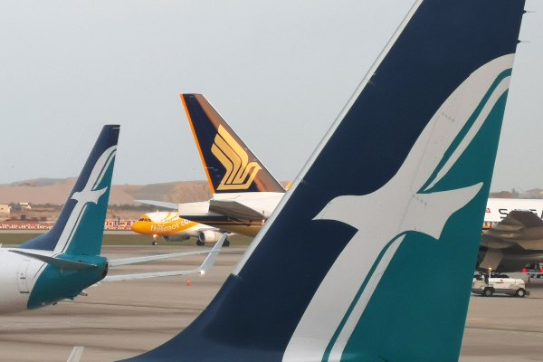Pesawat milik maskapai Scoot, Singapore Airlines, dan Silk Air terlihat di Bandara Changi, Singapura, Selasa (14/8/2018). - Reuters/Edgar Su