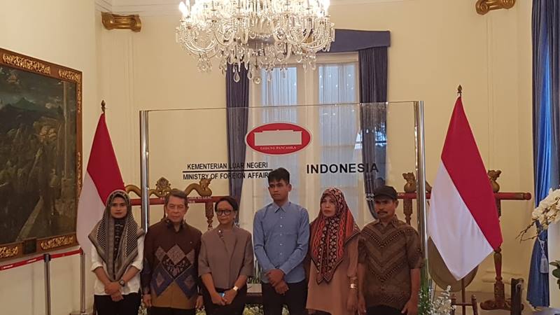 Menteri Luar Negari Retno Marsudi (ketiga dari kiri) menyerahkan WNI yang disandera kelompok Abu Sayyaf (tengah) kepada keluarga di Kantor Kemenlu, Jakarta, Kamis (23/1/2020). JIBI - Bisnis / Denis Riantiza M