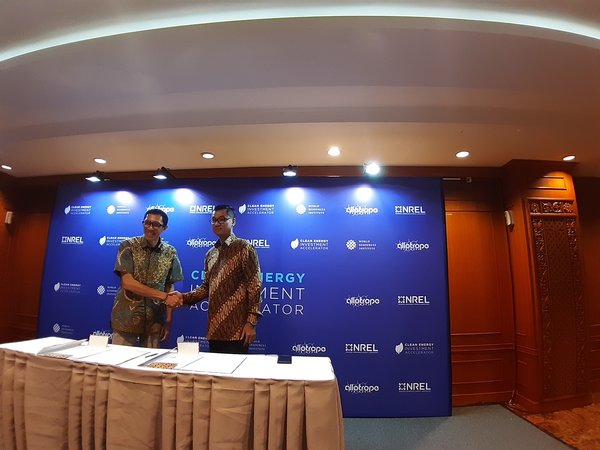 Wakil Direktur Utama PLN Darmawan Prasodjo (kanan) dan Direktur WRI Indonesia Nirarta Samadhi (kiri) berfoto bersama usai melakukan penandatangan Nota Kesepahaman Asistensi Teknis Inovasi Produk Energi Baru Terbarukan untuk Sektor Komersial dan Industri di jakarta, Kamis (23/1/2020). - Bisnis/Ni Putu Eka Wiratmini