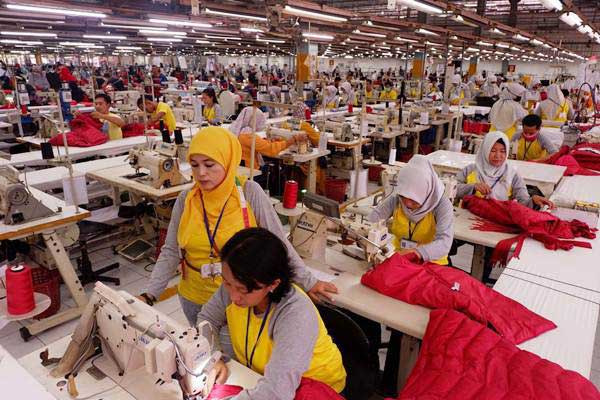 Pekerja menyelesaikan pembuatan pakaian di pabrik garmen PT Citra Abadi Sejati, Bogor, Jawa Barat, Sabtu (8/9/2018). - JIBI/Nurul Hidayat