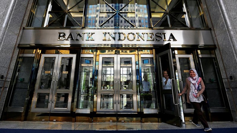 Pengunjung meninggalkan kantor pusat Bank Indonesia di Jakarta, Indonesia, 17 Januari 2019. - REUTERS/Willy Kurniawan