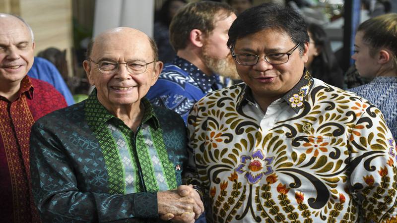 Menko Perekonomian Airlangga Hartarto (kanan) saat berjabat tangan dengan Menteri Perdagangan Amerika Serikat Wilbur Ross (kiri) usai melakukan pertemuan di kantor Kemenko Perekonomian di Jakarta, Rabu (6/11/2019). - Antara