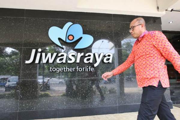Pejalan kaki melintas di dekat logo PT Asuransi Jiwasraya, di Jakarta, Jumat (12/10/2018). - JIBI/Dedi Gunawan