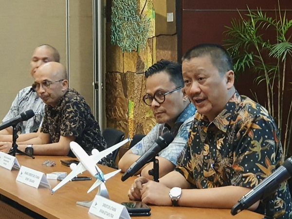 Direktur Utama PT Garuda Indonesia Tbk. Irfan Setiaputra (paling kanan) bersama jajaran direksi menjelaskan rencana perusahaan secara umum kepada wartawan di Garuda City Center, Kamis (23/1/2020). BISNIS - Rio Sandy Pradana
